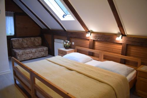 Een bed of bedden in een kamer bij Kuća Juraj