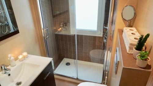 a bathroom with a shower and a sink and a toilet at TOP APARTMENT ÁTICO con TERRAZA con vistas al ENCIERRO SAN FERMÍN in Pamplona