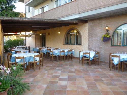 ein Restaurant mit Tischen und Stühlen auf einer Terrasse in der Unterkunft B&B La Rosa dei Venti in Montesilvano
