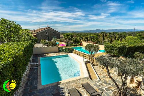 - une vue aérienne sur la piscine dans une villa dans l'établissement Village de gites Mas de la Bastide, à Joyeuse