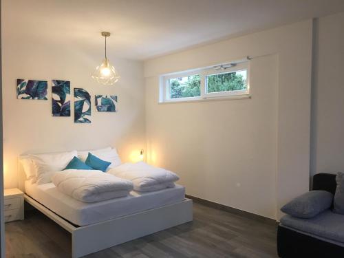 una camera con un letto bianco e una finestra di Loft 82 Apartments a Bolzano