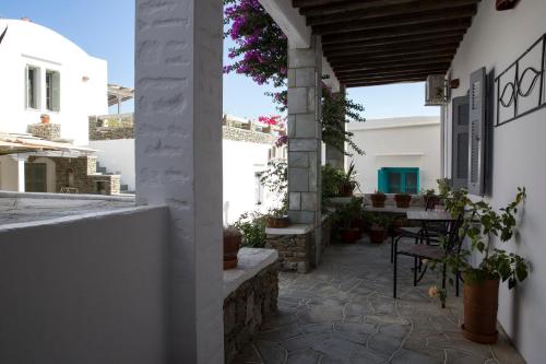 an outdoor patio with a table and chairs at Akrogiali Pension in Platis Yialos Sifnos
