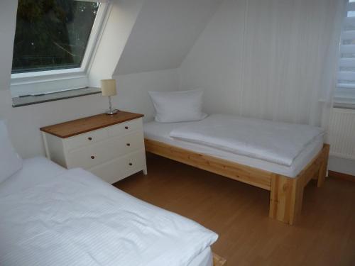 een kleine kamer met 2 bedden en een raam bij Helle 70 qm Ferienwohnung mit herrlichem Blick in Teningen