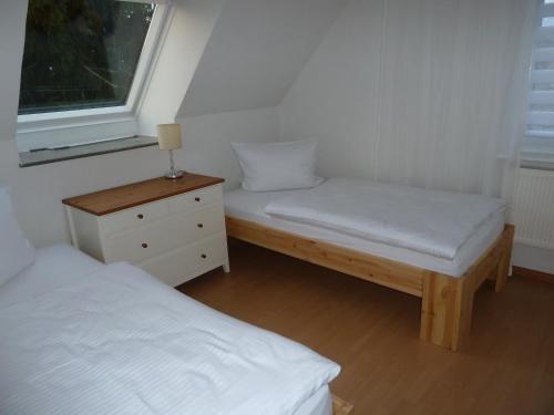 una piccola stanza con due letti e una finestra di Helle 70 qm Ferienwohnung mit herrlichem Blick a Teningen