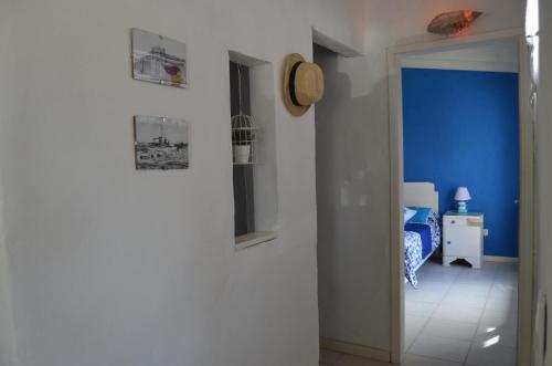 a room with a bed and a blue wall at Aire Marino in Balneario Claromecó