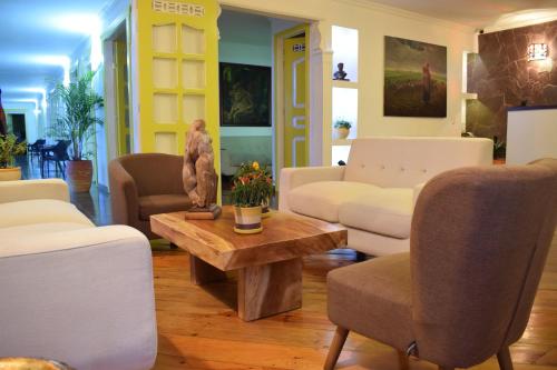 a living room with couches and a coffee table at Hotel Salento Plaza in Salento