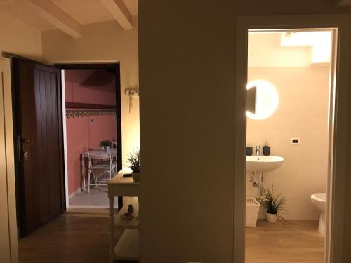 Habitación con vistas a un baño con lavabo y aseo. en Bed and Breakfast La Terra dei Mari, en Pachino