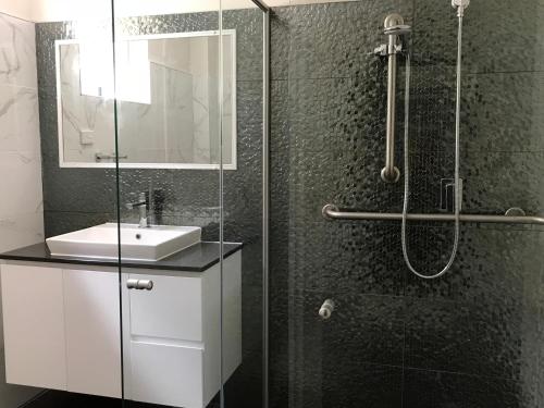 莫里莫科的住宿－莫里穆克天堂汽車旅館，带淋浴和盥洗盆的浴室