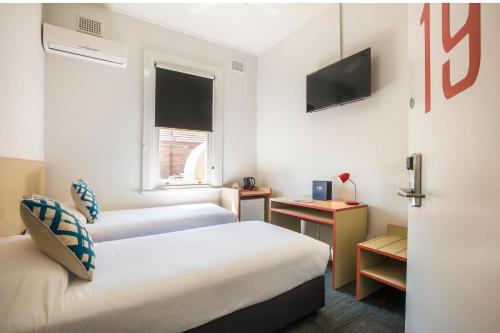 Postel nebo postele na pokoji v ubytování Melton Hotel Auburn