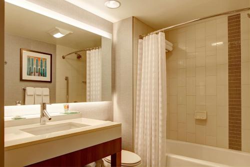 a bathroom with a sink, toilet and bathtub at Faro Blanco Resort & Yacht Club in Marathon