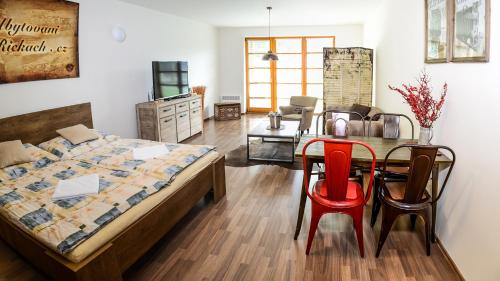 - une chambre avec un lit, une table et des chaises dans l'établissement Apartment Říčky V Orlických Horách, à Říčky