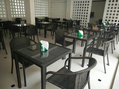 un grupo de mesas y sillas en un restaurante en Phangan Pearl Villa, en Haad Rin