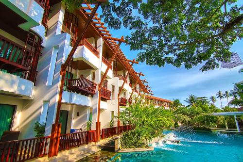 功孟海滩The Elements Krabi Resort - SHA Plus的度假村前方的游泳池酒店