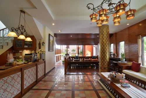 a large living room with a chandelier at Sripat Guesthouse SHA Extra Plus in Chiang Mai