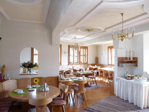 comedor con mesas y sillas de madera en Hotel Meisnerhof, en Erlabrunn