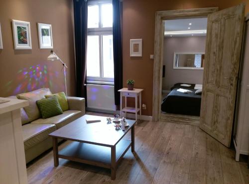 a living room with a couch and a table at Kamienica Poznańska 7 in Bydgoszcz