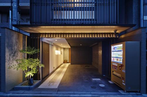 einen Flur eines Bürogebäudes mit einer Treppe in der Unterkunft Apartment Hotel 7key S Kyoto in Kyoto