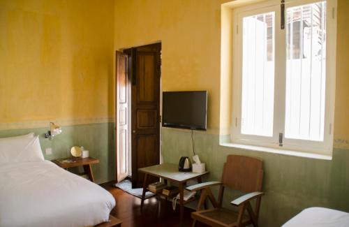 TV a/nebo společenská místnost v ubytování Ren I Tang Heritage Inn