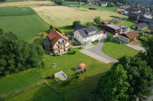 an aerial view of a large house on a green field at Gästehaus Sporrer in Neualbenreuth
