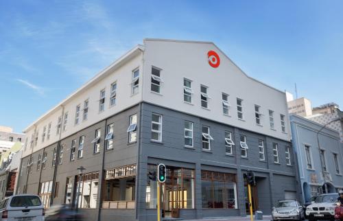 een gebouw in een stadsstraat met een groen verkeerslicht bij 91 Loop Boutique Hostel in Kaapstad