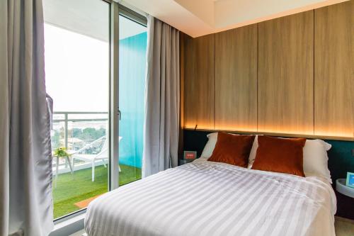 Rúm í herbergi á Azure Urban Beach Resort Manila by Radlett