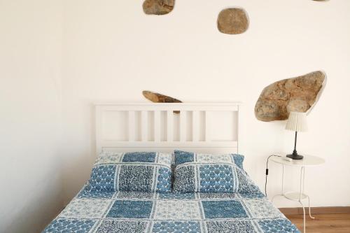 מיטה או מיטות בחדר ב-Terraços de Elvas I