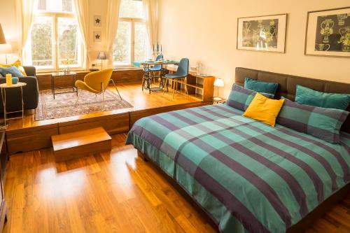 ブダペストにあるParliament Suite with a viewのベッドルーム1室(ベッド1台付)、リビングルームが備わります。