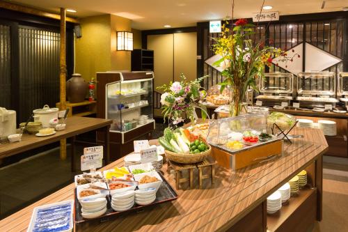 una línea de buffet con comida expuesta en un restaurante en Hotel Taira, en Naha