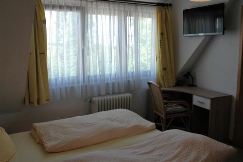 Кровать или кровати в номере Dinkelsbühler Hof