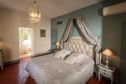 Postel nebo postele na pokoji v ubytování Château le Bouïs