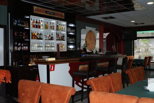 um bar num restaurante com cadeiras laranja em Rogatka em Rogówko
