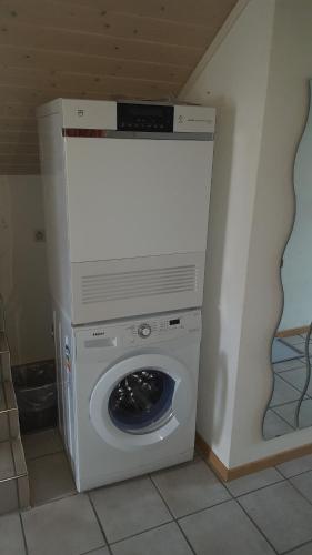 a washer and dryer in the corner of a room at Ferienwohnung Eisenring in idyllischer Umgebung in Gähwil