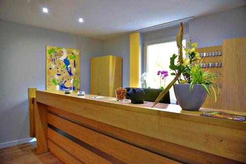 a wooden counter with flowers on top of it at Garni-Hotel zur Krone in Schwieberdingen