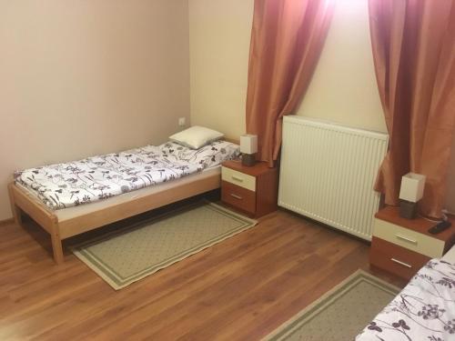 1 Schlafzimmer mit 2 Betten und 2 Nachttischen in der Unterkunft Apartman Sveti Rok in Zagreb