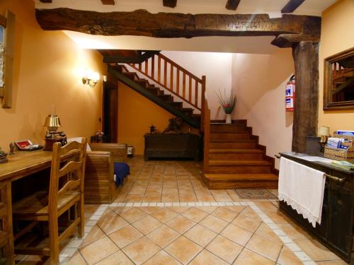 une cuisine avec un escalier dans une maison dans l'établissement Casa Rural Endeitxe, à Elejalde