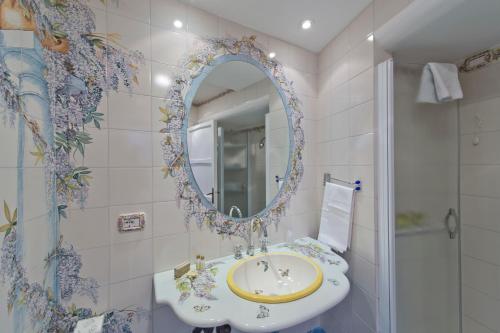 een badkamer met een wastafel en een spiegel bij Casa Stella Marina in Praiano