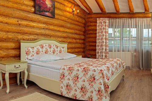 a bedroom with a bed in a log cabin at Conacul Maria Theresa in Orlat