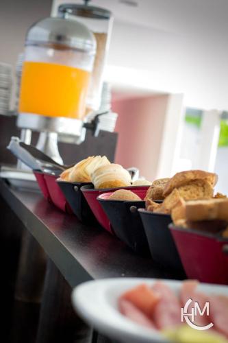 una mesa con dos cestas de pan y un vaso de cerveza en Cheval Blanc, en Villa Gesell