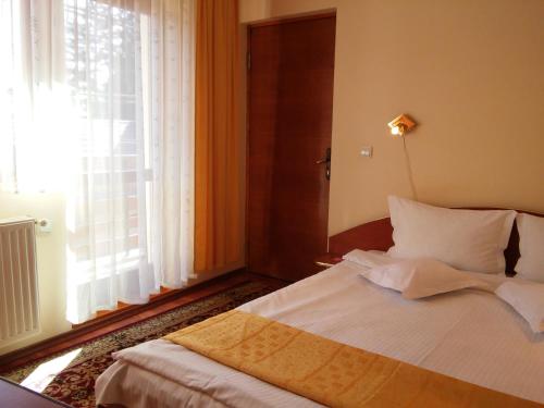 En eller flere senge i et værelse på Pension Casa Soarelui