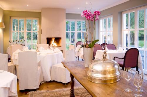 Ein Restaurant oder anderes Speiselokal in der Unterkunft Tiemann's Hotel 