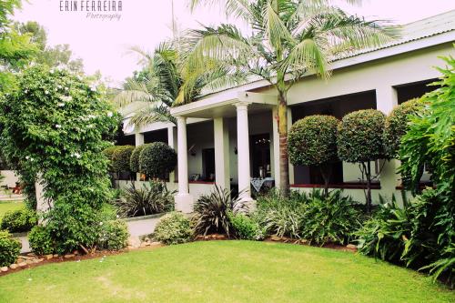 a house with a lawn in front of it at Ripple Hill Hotel in Patensie