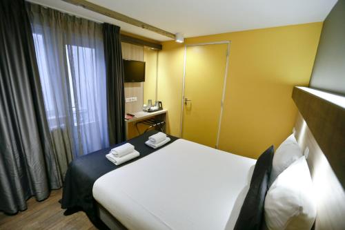 a hotel room with a bed with two towels on it at City Hotel Amsterdam in Amsterdam