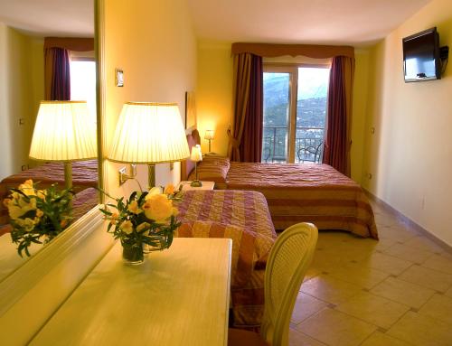 En eller flere senge i et værelse på Hotel La Vue d'Or