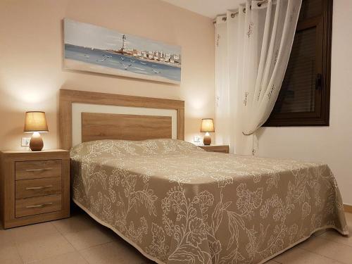 - une chambre avec un lit et 2 tables de chevet dans l'établissement Lovely Apartment close to the Beach Apartamerica LA140, à Playa de las Americas