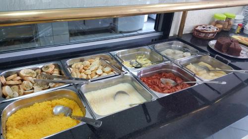 ein Buffet mit vielen verschiedenen Speisen in der Unterkunft Hotel Uzi Mar in Recife
