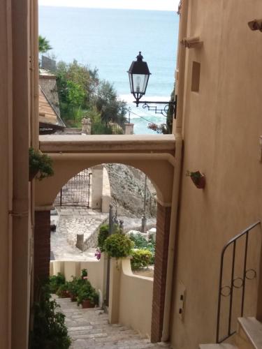 an alley with a view of the ocean from a building at Florenza Residence in Sperlonga