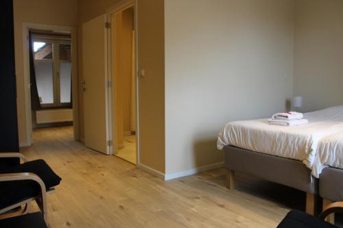 Una cama o camas en una habitación de B&B 't Maanhof