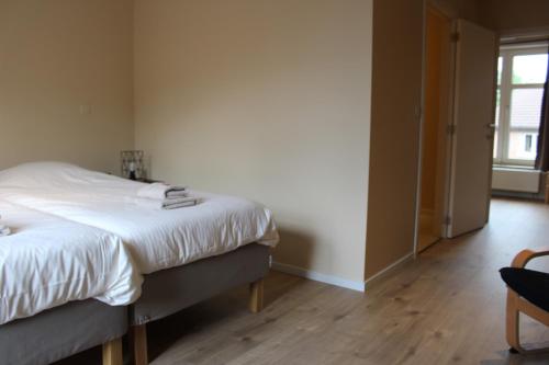 Una cama o camas en una habitación de B&B 't Maanhof
