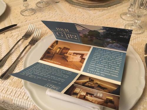 a plate with brochures on top of a table at Giardini 82 B&B in Gravina in Puglia