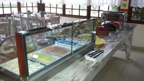 een buffet met veel verschillende soorten eten bij Pousada Vale Do Ermitão in Penedo